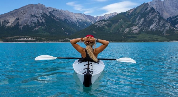 chica en un kayak